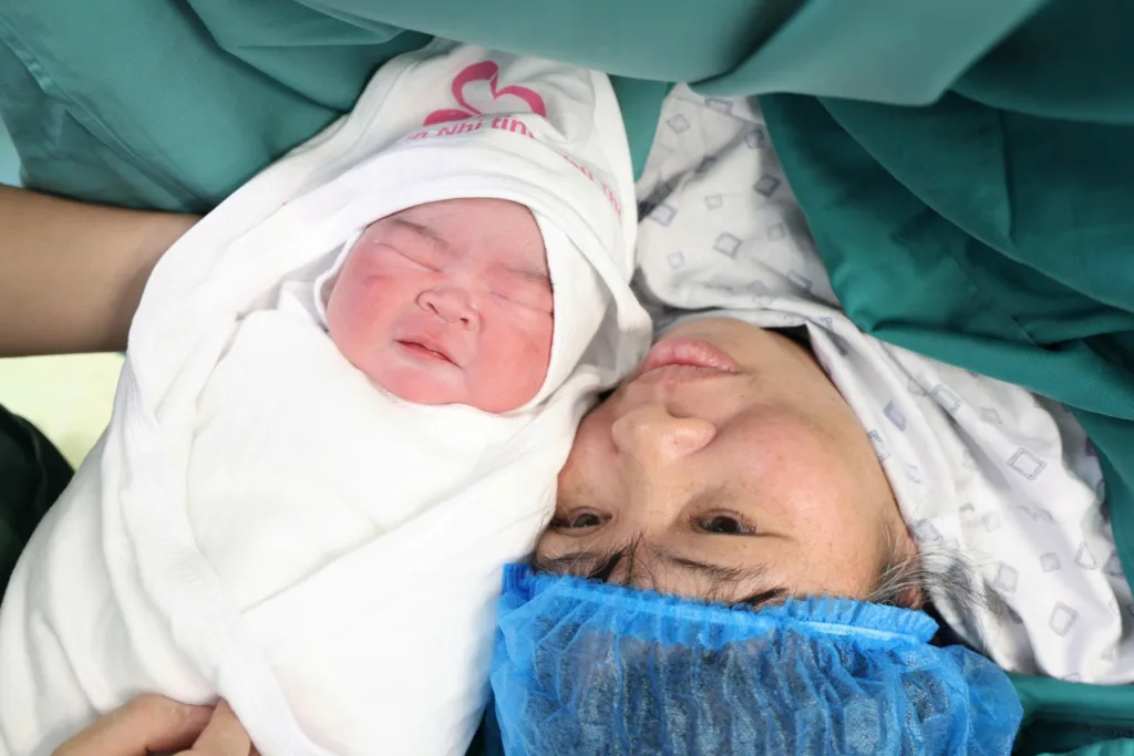 Niềm hạnh phúc của chị Dung khi đón chào đứa con của mình