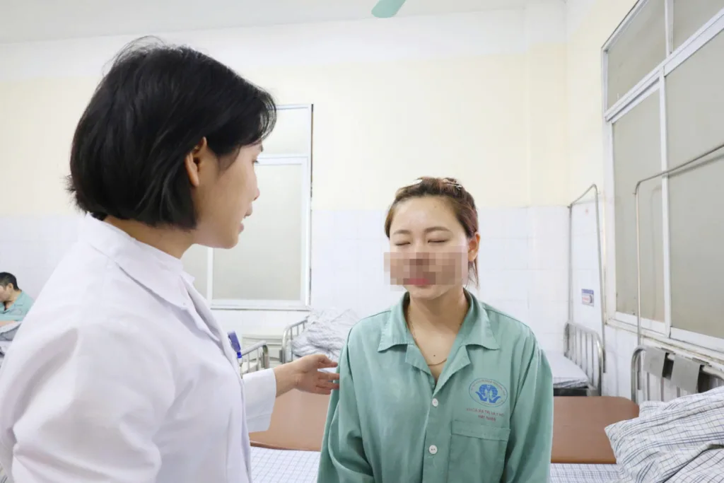 ThS. BSNT Phạm Thị Kim Dung kiểm tra sức khỏe cho người bệnh N