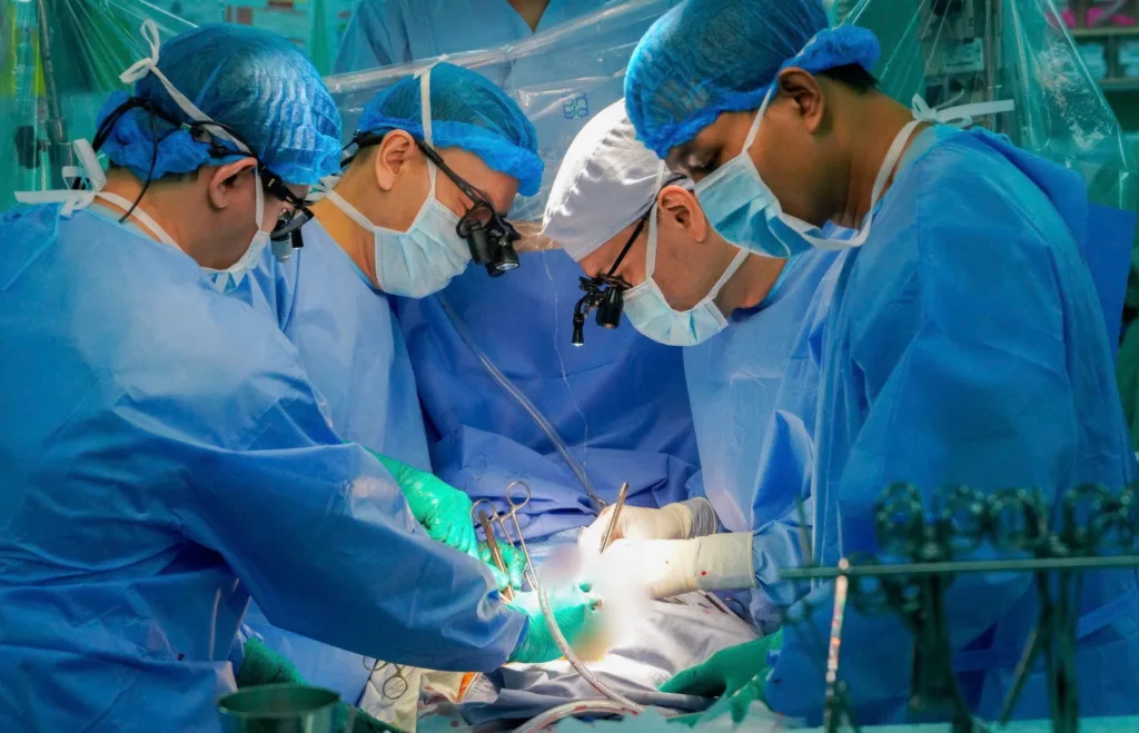 Ê-kíp ghép tim do GS TS BS. Nguyễn Hoàng Định, Phó Giám đốc Bệnh viện, Trưởng ê-kíp ghép tim, phẫu thuật viên chính, thực hiện và điều phối với độ chính xác và thận trọng cao nhất, từng thao tác được thực hiện trong im lặng và quyết đoán để giữ nhịp tim mới cho người bệnh.