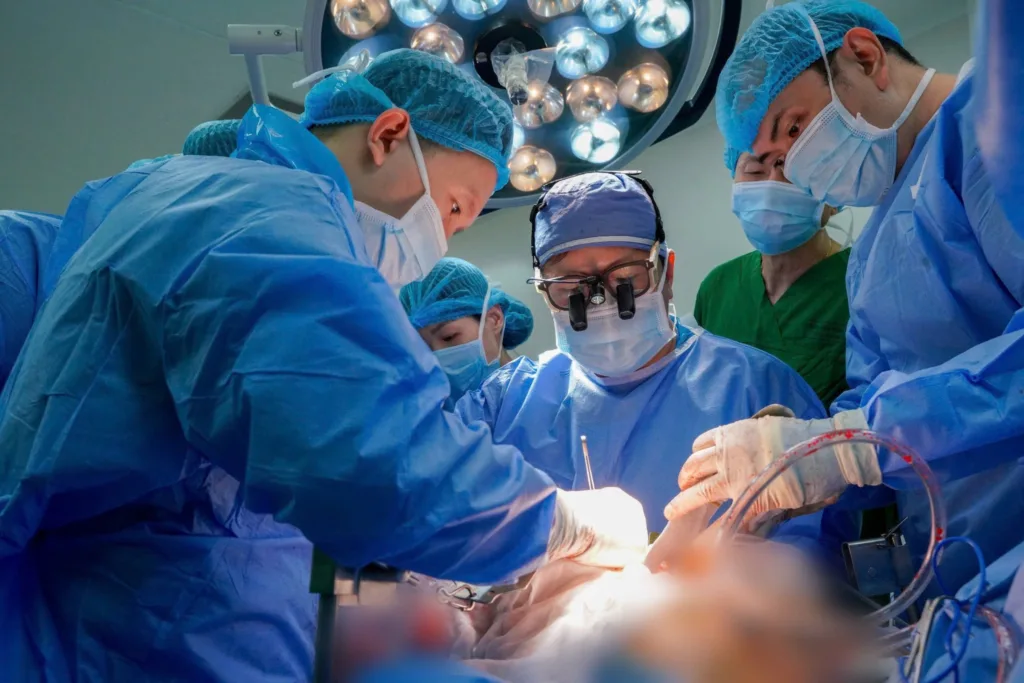Ê-kíp ghép gan do TS BS. Trần Công Duy Long, Phó trưởng Khoa Gan Mật Tuỵ, Trưởng Ê-kíp ghép gan, phẫu thuật viên chính, phụ trách, phối hợp chặt chẽ trong từng khâu phẫu thuật, triển khai kỹ thuật chia gan cải tiến, tối ưu hóa nguồn tạng để trao cơ hội sống cho người bệnh.