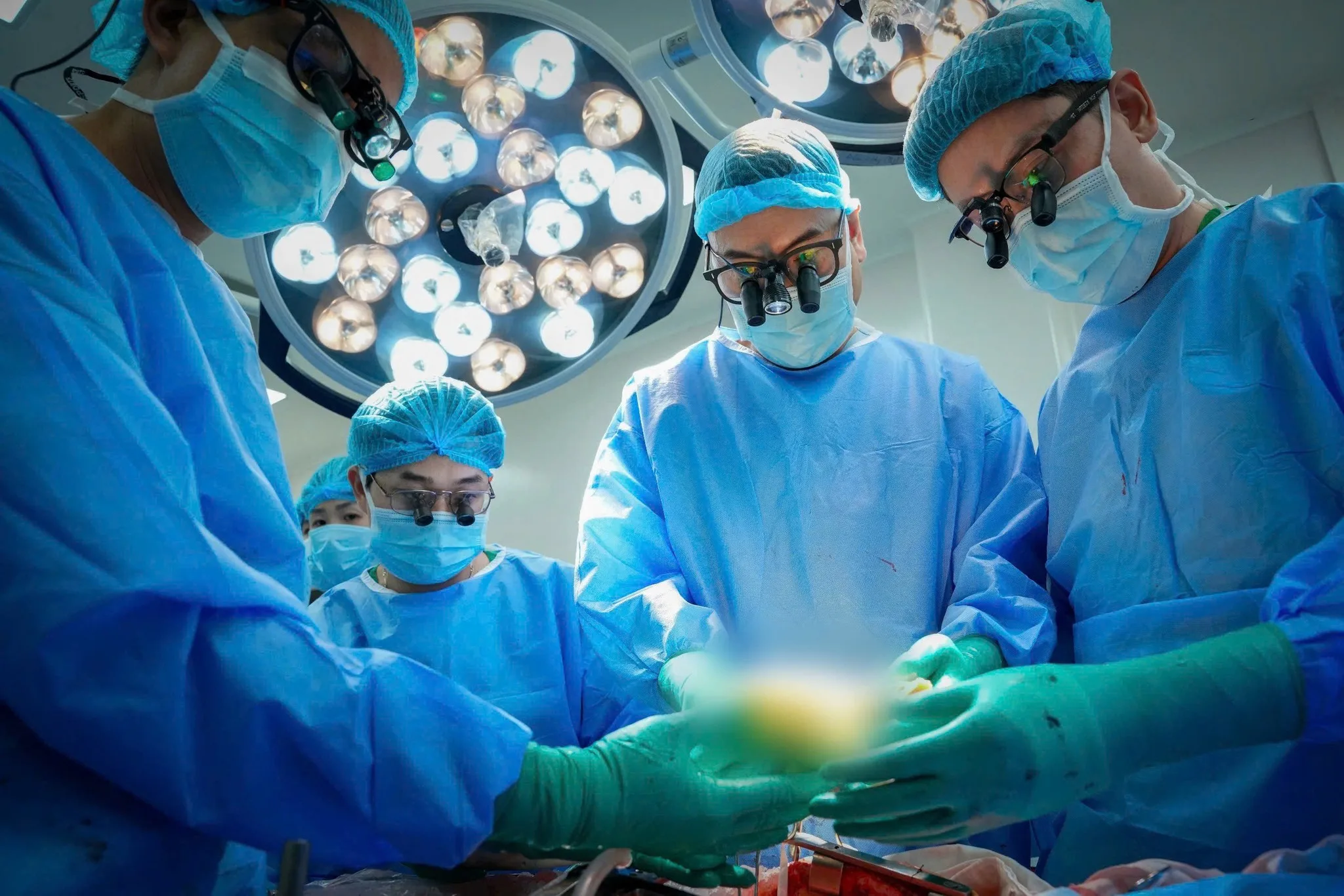 Giữa phòng mổ tĩnh lặng, trái tim được nâng lên bằng tất cả sự trân trọng – mỗi thao tác là sự cẩn trọng tuyệt đối, mỗi ánh nhìn là trách nhiệm gìn giữ một sự sống đang được trao gửi.