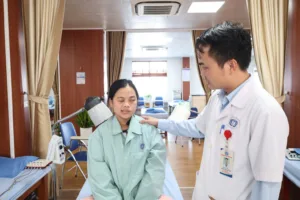 ThS. BS Phan Huy Quyết – Trưởng khoa Y Dược cổ truyền thăm khám cho người bệnh Q