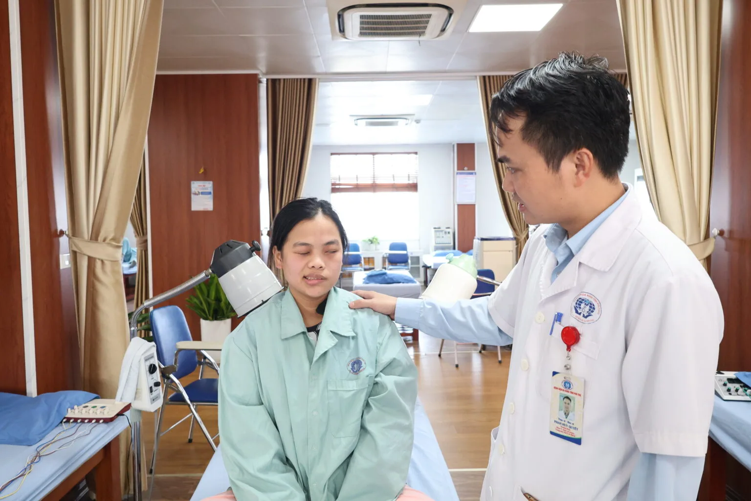 ThS. BS Phan Huy Quyết – Trưởng khoa Y Dược cổ truyền thăm khám cho người bệnh Q