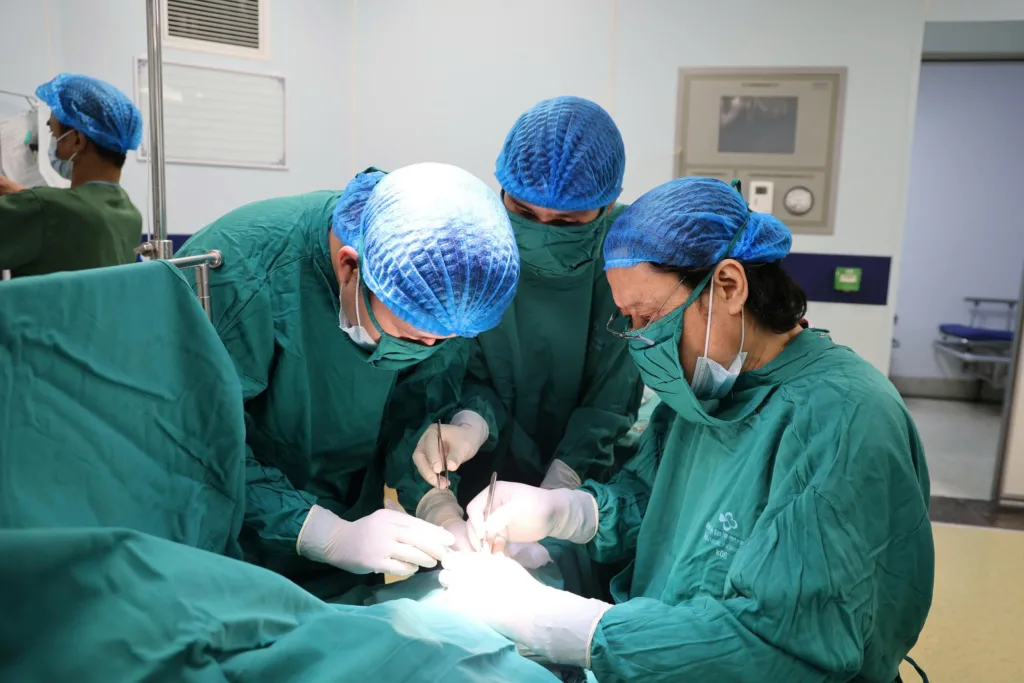 Các bác sĩ thực hiện phẫu thuật cho bệnh nhân T.