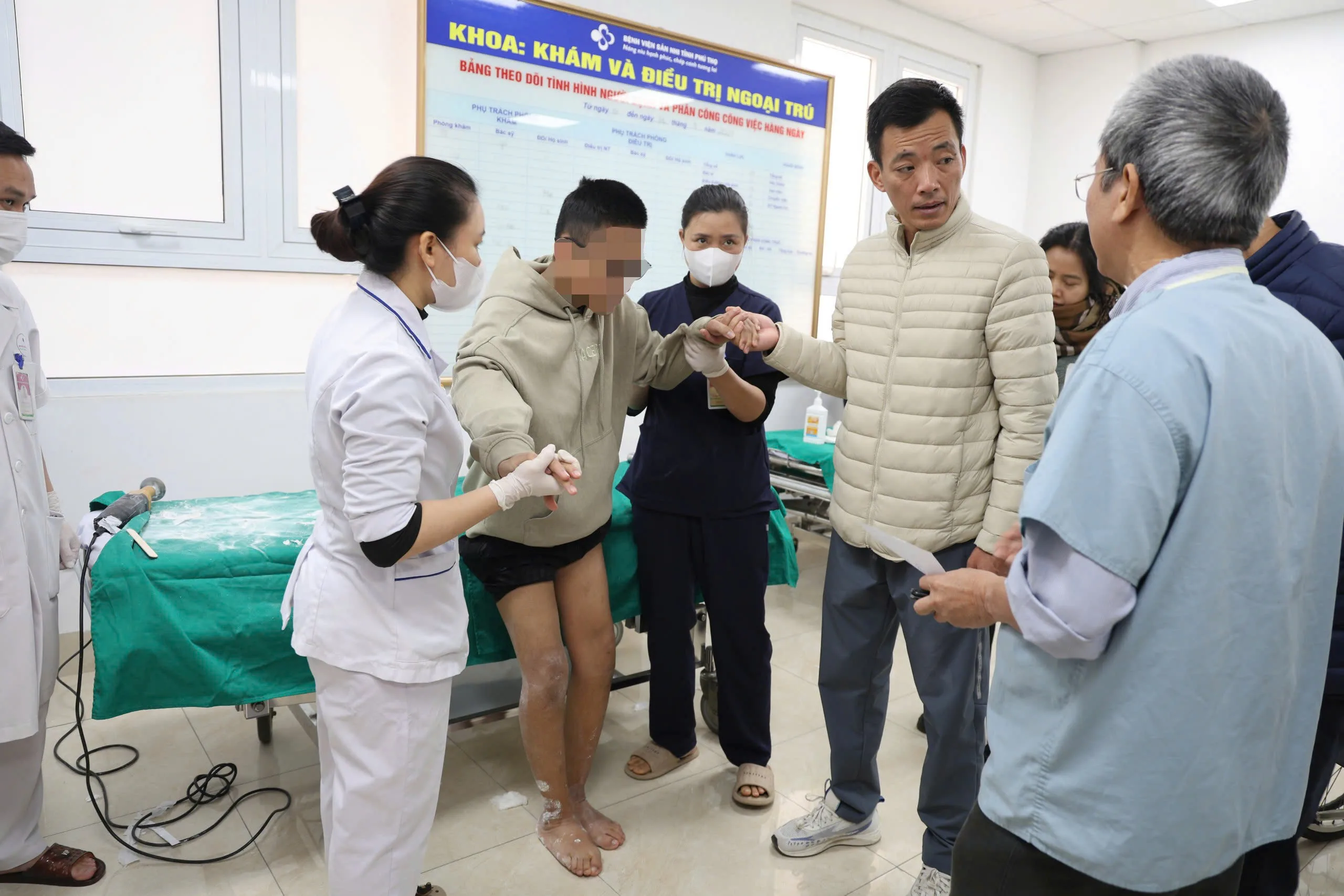 Khoảnh khắc T. đứng thẳng trên đôi bàn chân, không còn kiễng gót và bước đi những bước đầu tiên với sự hỗ trợ của các y bác sĩ khiến mọi người đều xúc động