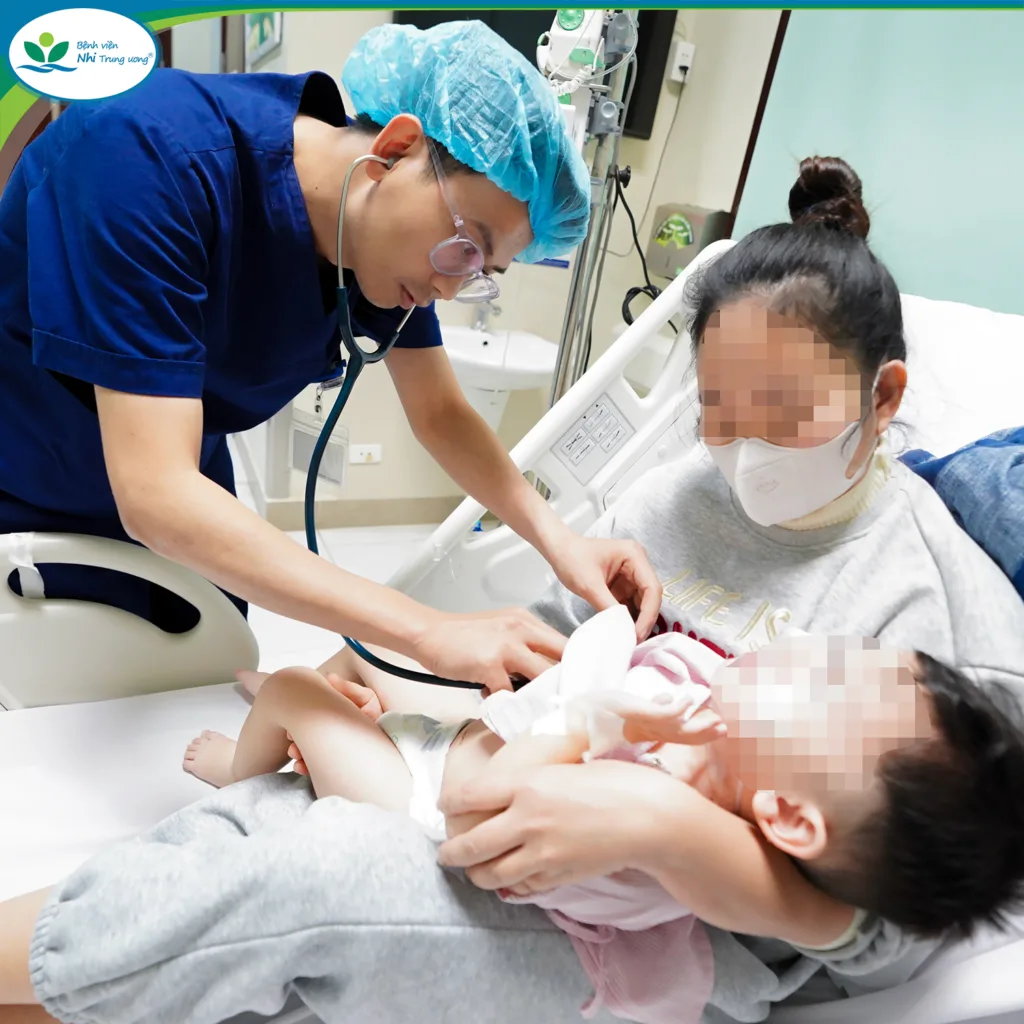 ThS.BS Nguyễn Đức Thường thăm khám cho bệnh nhi