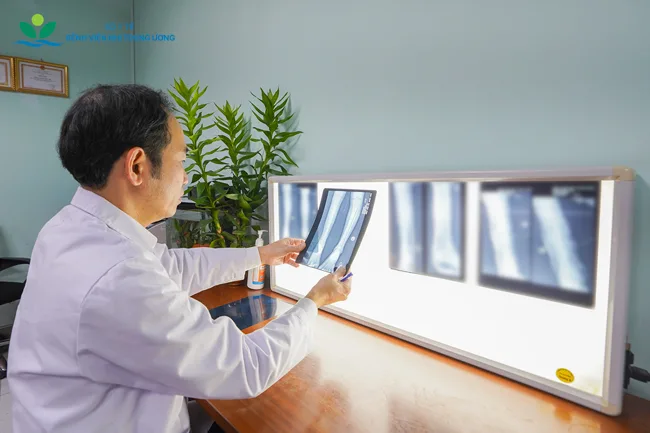 TS.BS Hoàng Hải Đức đánh giá tổn thương ung thư sụn trước phẫu thuật