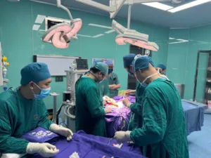 Ekip phẫu thuật cấp cứu do BsCKII Nguyễn Tiến Dũng – Phó Giám đốc Bệnh viện Đa khoa tỉnh trực tiếp thực hiện.