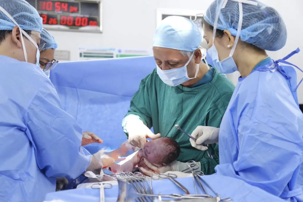 Em bé được chào đời an toàn