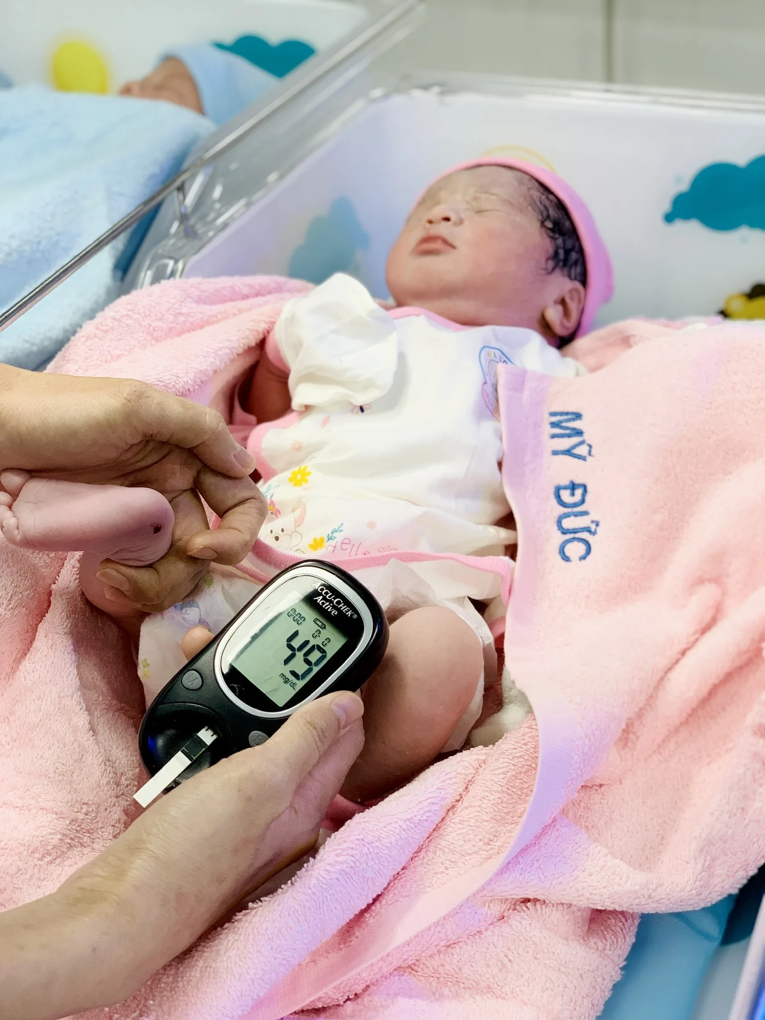 Hình ảnh minh họa là hình bé được kiểm tra đường huyết sau khi ăn do mẹ có mắc ĐTĐTK khi mang thai em.