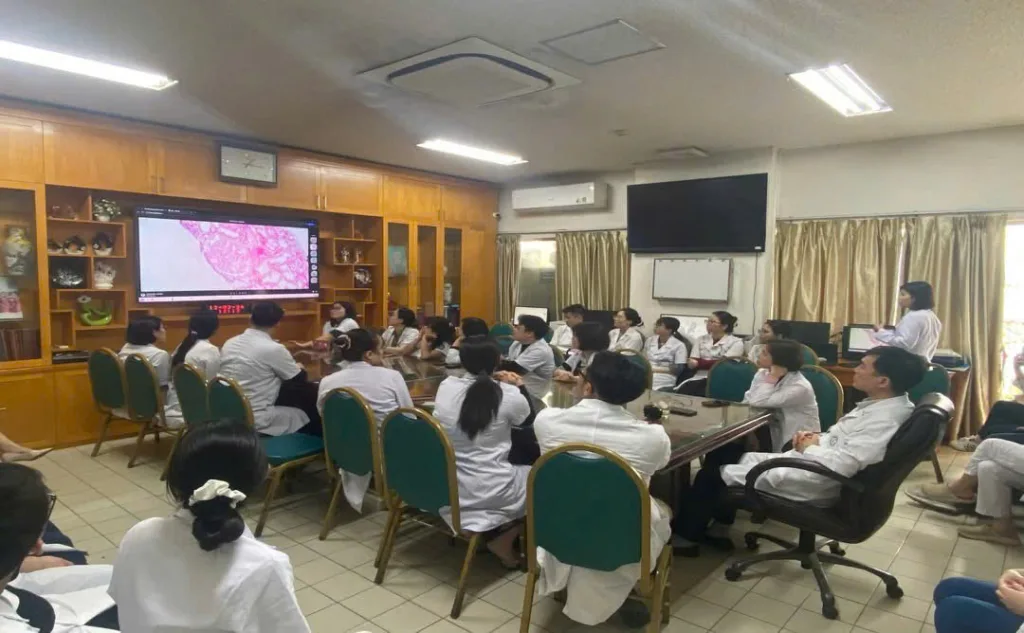 Cuộc hội chẩn căng thẳng nhưng không kém phần say mê giữa các bác sĩ lâm sàng và bác sĩ giải phẫu bệnh