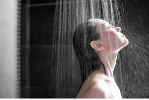 Không nên tắm nước nóng quá lâu