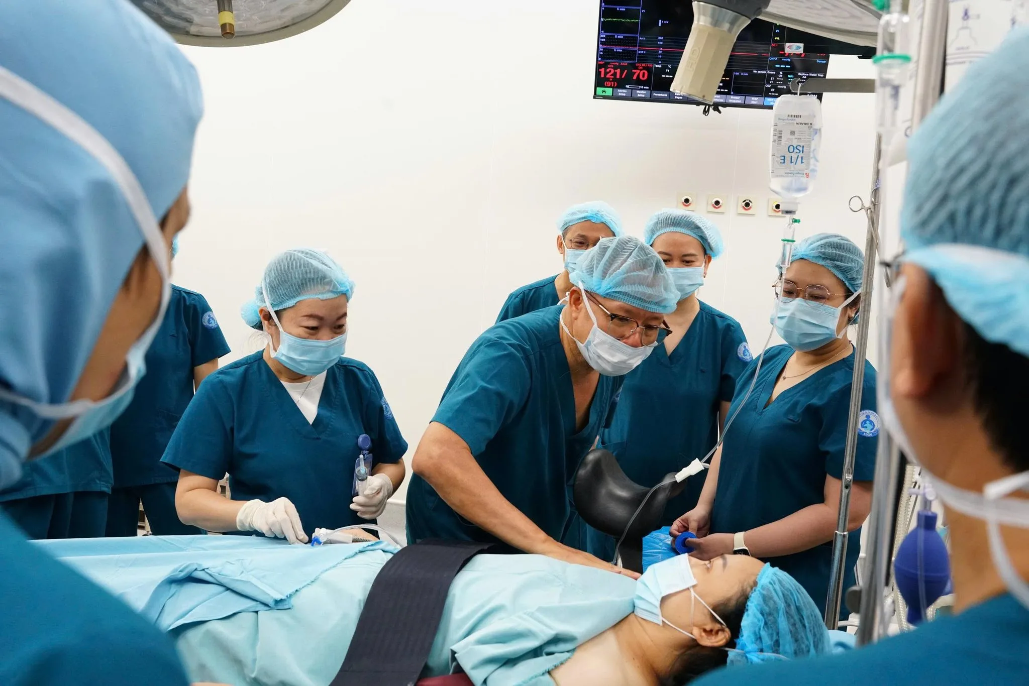 Bệnh nhân là K.T.P. (14 tuổi, học sinh, ngụ Đồng Nai). Người hiến thận là chị N.T.P.V. (39 tuổi), mẹ của bé.