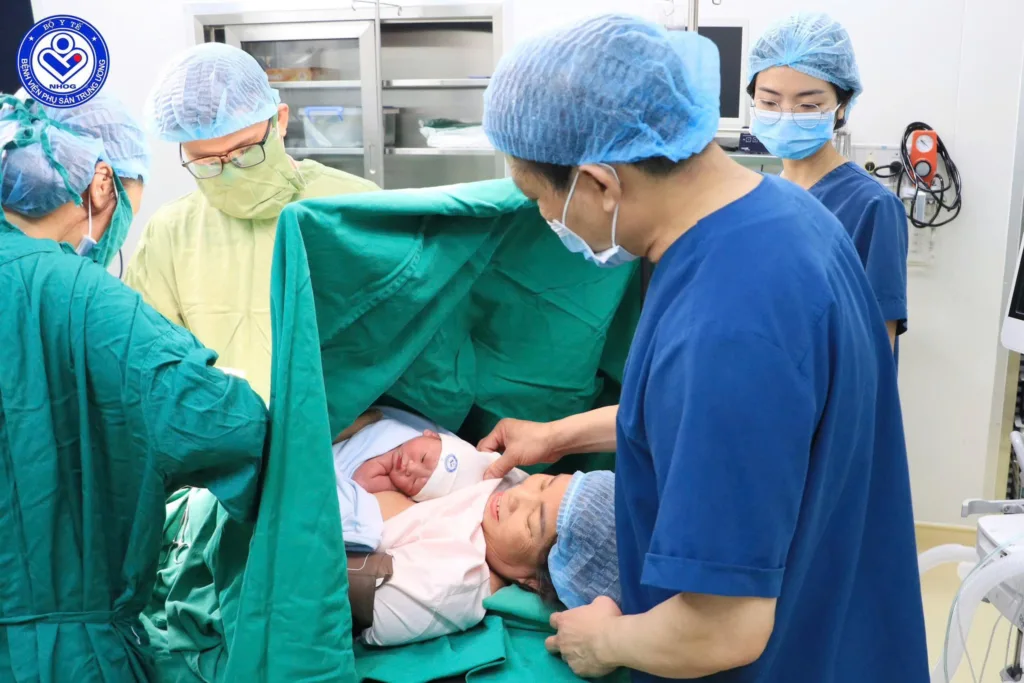 GS.TS Nguyễn Duy Ánh trực tiếp đón cháu bé chào đời