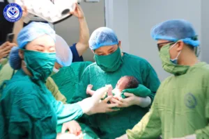 GS.TS Nguyễn Duy Ánh - Giám đốc bệnh viện Phụ Sản Trung ương trực tiếp thực hiện ca mổ.