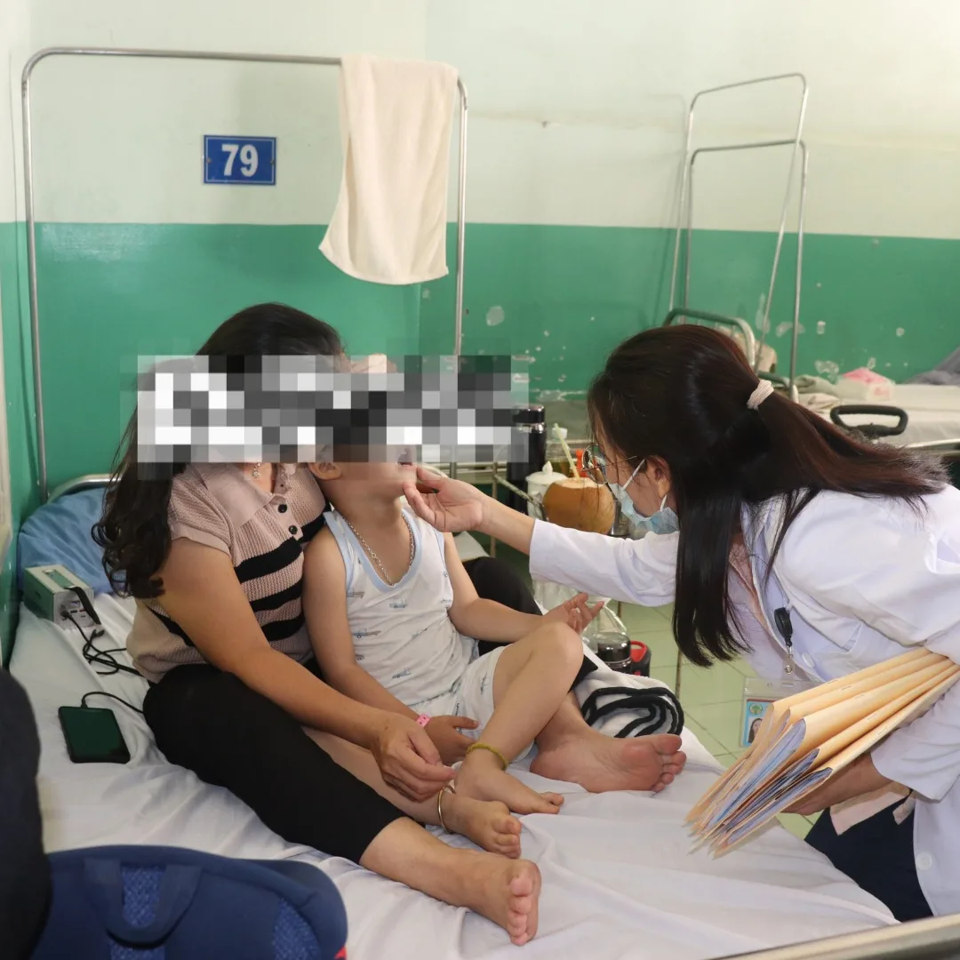 Ths.Bsi.Vũ Thị Thùy Dương, Phó Khoa Nhiễm Bệnh Viện Nhi Đồng 2 thăm khám cho bệnh nhi ở Khoa Nhiễm.