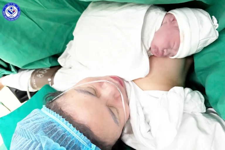 Em bé chào đời nặng 2700 gram, hồng hào, khóc tốt và được da kề da với mẹ ngay sau sinh.