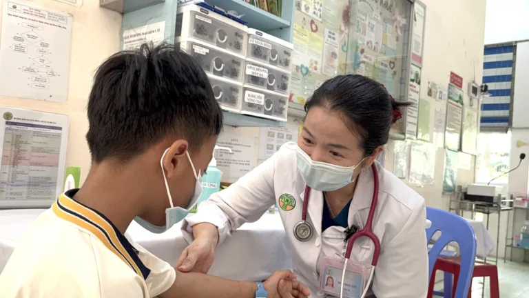 BS.CK1 Trần Ngọc Lưu – khoa Nhiễm thăm khám cho bệnh nhi T.A. trước khi xuất viện