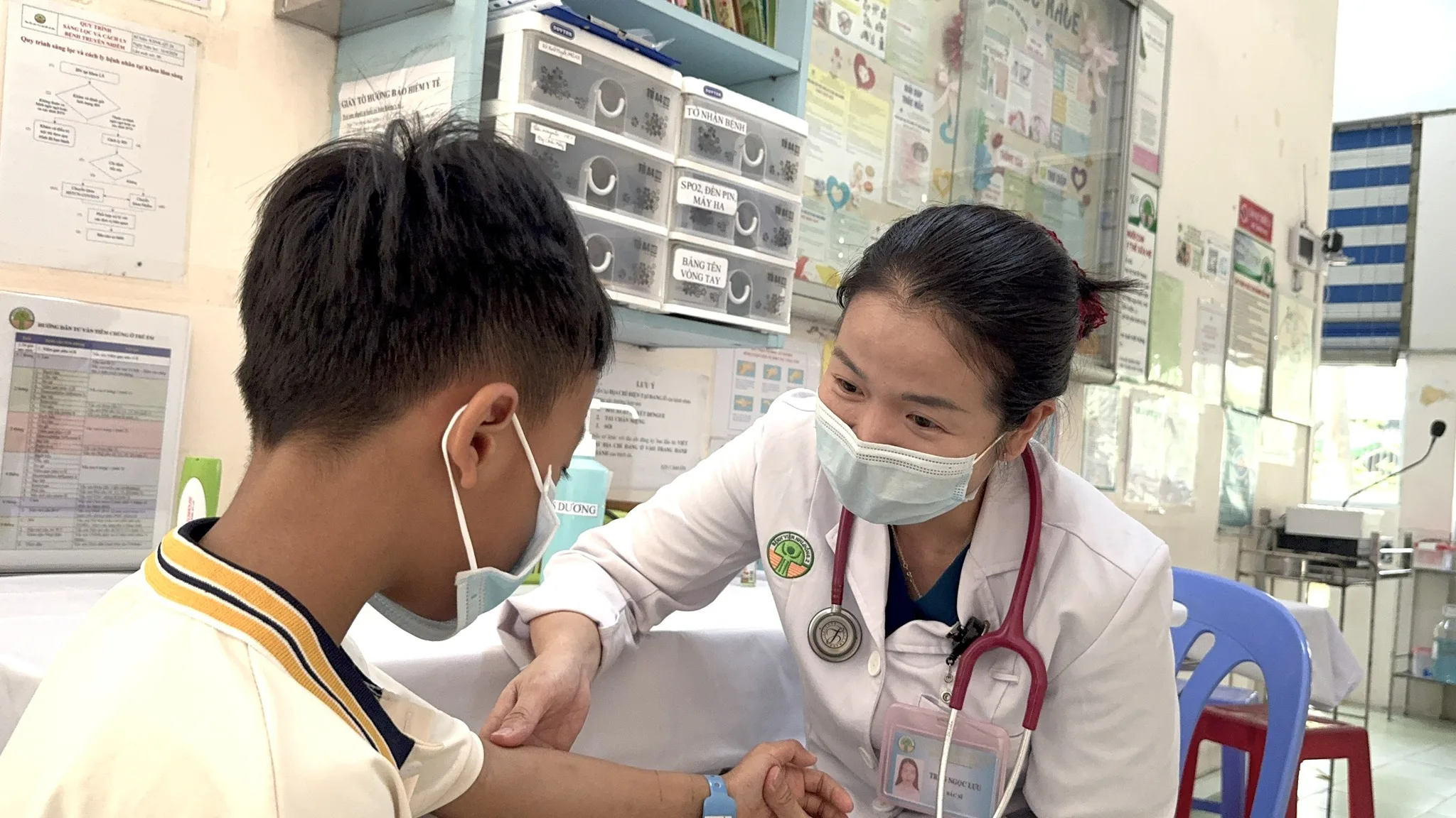 BS.CK1 Trần Ngọc Lưu – khoa Nhiễm thăm khám cho bệnh nhi T.A. trước khi xuất viện